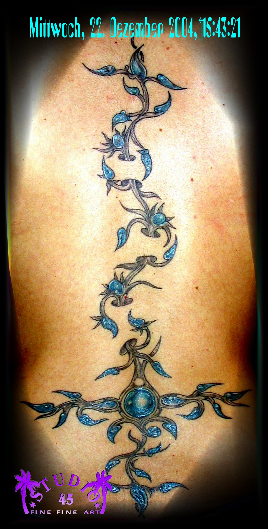 Wirbelsäule Steiß Ornament blau Smaragd Tattoo Andrea Recklinghausen STUDIO 45